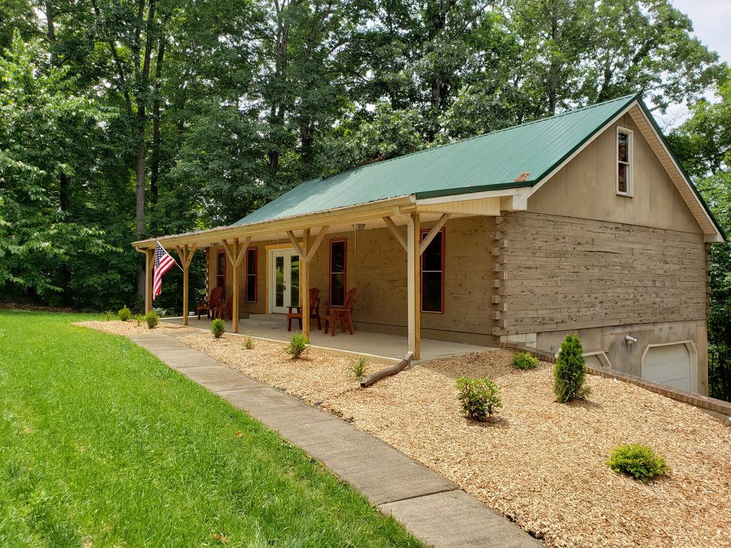 Lovely Lake Cumberland Log Home