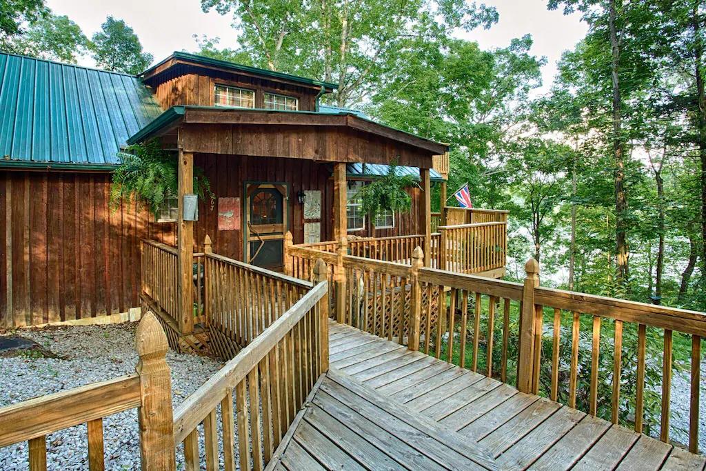 Rustic-Luxury Lakefront Cabin