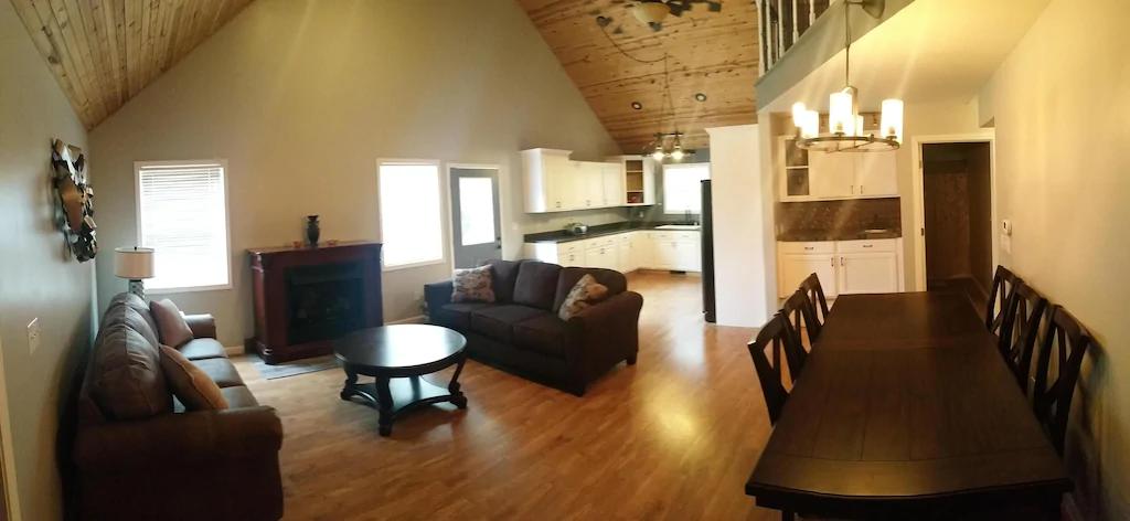 Little’s Lakehouse Hideaway